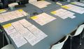Tisch voller Post-its während eines Workshops
